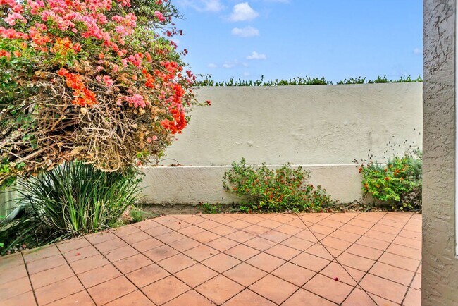 Building Photo - Beautiful 3 Bedroom/2.5 bath  detached hom...