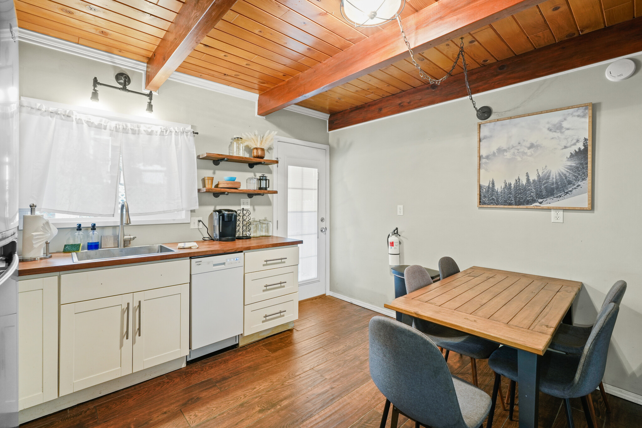Building Photo - 43032 Sunset Dr