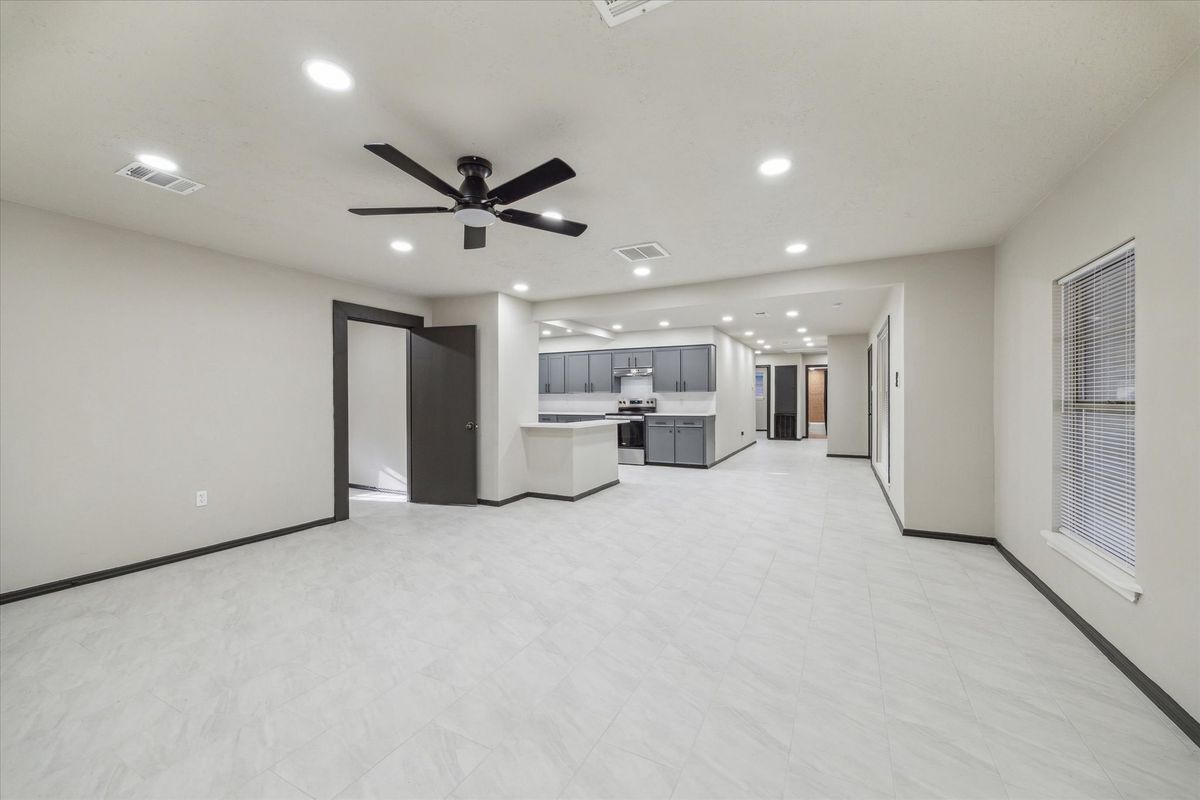 Building Photo - 412 Lyndale Dr