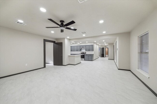 Building Photo - 412 Lyndale Dr