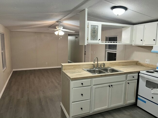 Building Photo - 71A Tower Manor Cir E