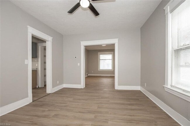 Building Photo - 5614 Drake Ave