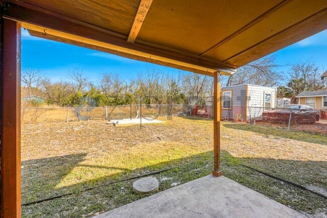 Building Photo - 512 S Monumental St