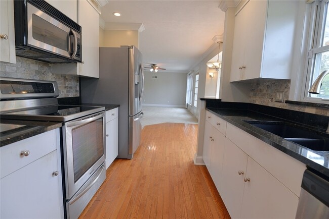 Building Photo - 2235 N Ballas Rd