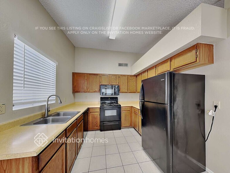 Building Photo - 8943 W Cinnabar Ave