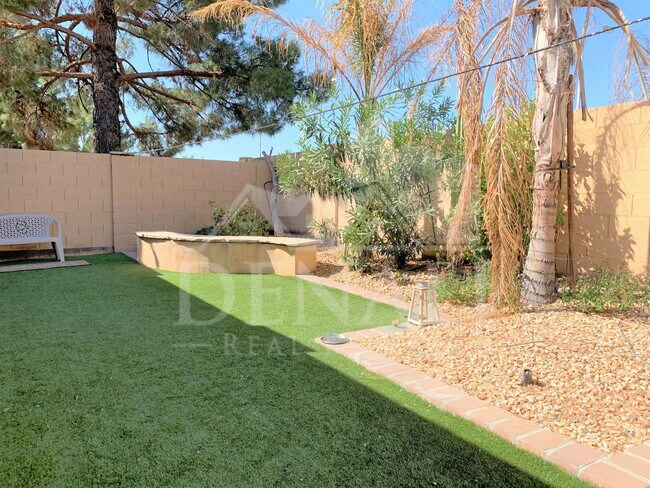 Building Photo - 706 N Tangerine Dr