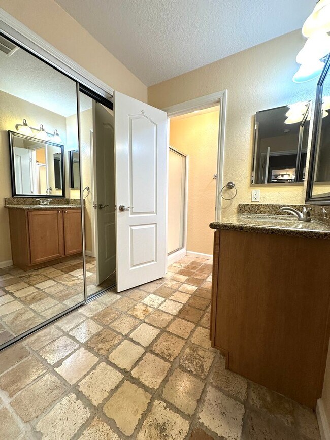 Building Photo - Conveniently located condo in Modesto
