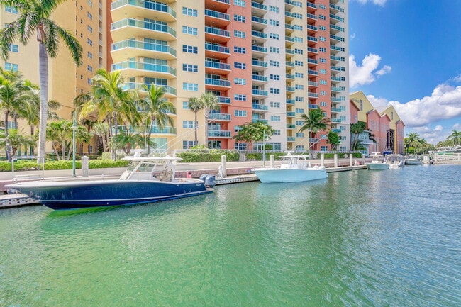 Building Photo - 2650 Lake Shore Dr