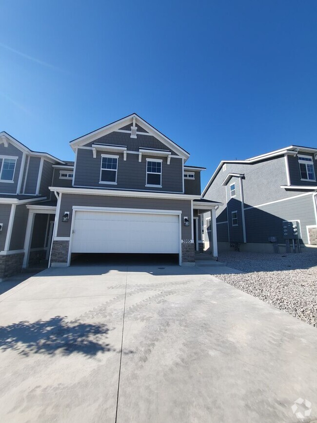 Building Photo - Brand New Townhomes