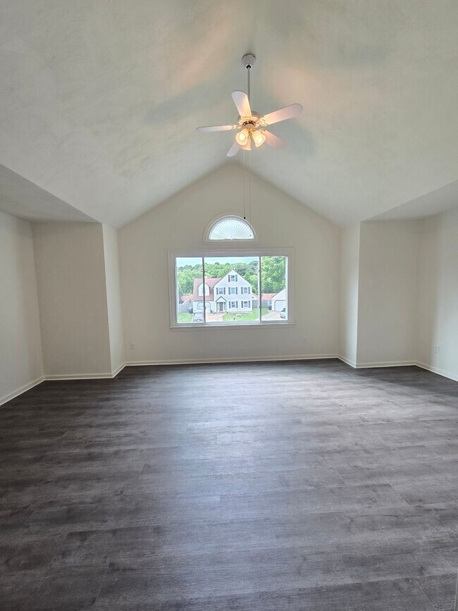 Building Photo - Beautifully renovated 4 bedroom home in Vi...