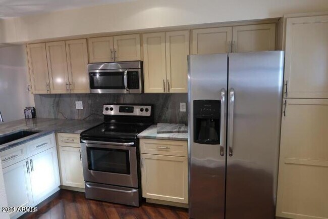 Building Photo - 2201 W Union Hills Dr