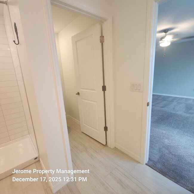 Building Photo - 2546 Leonia Ln