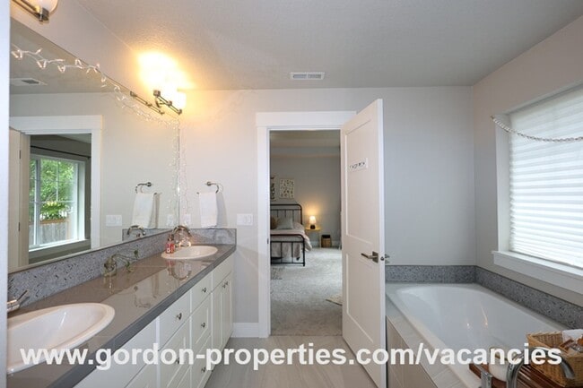 Building Photo - SE Golden Eagle Ln - 4 bedroom home in Hap...