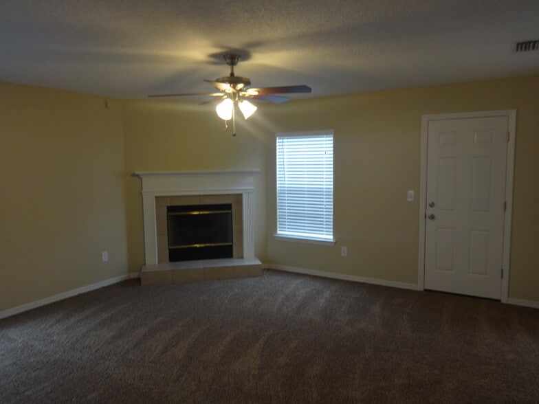 Building Photo - 7652 Vandalay Dr