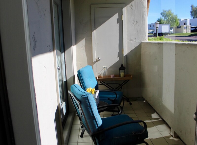 Building Photo - 1820 E Morten Ave