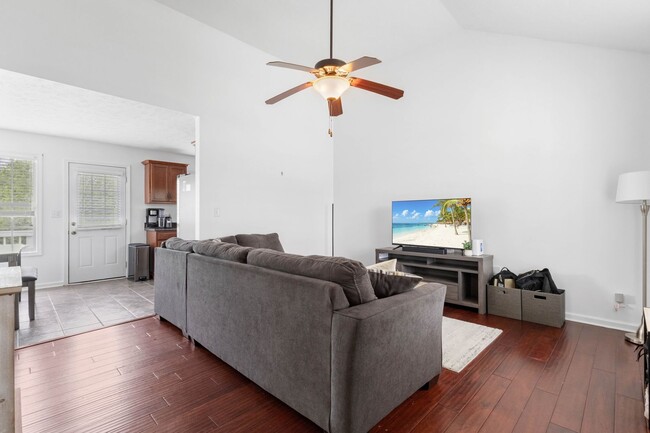 Building Photo - 557 Oakmont Dr
