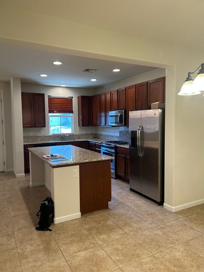 Building Photo - **READY FOR MOVE IN** Somersett Townhome