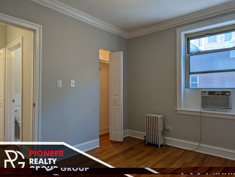 Building Photo - 542 W Surf St