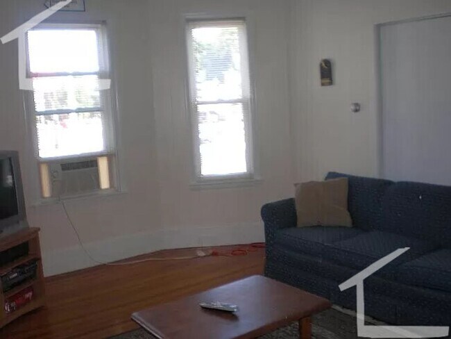 Building Photo - Amazing Unit in a House
