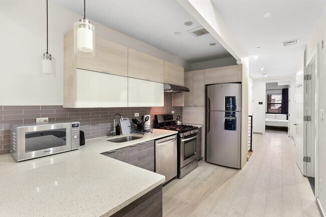 Building Photo - ROOM ONLY in 5-bed/2.5-bath Home