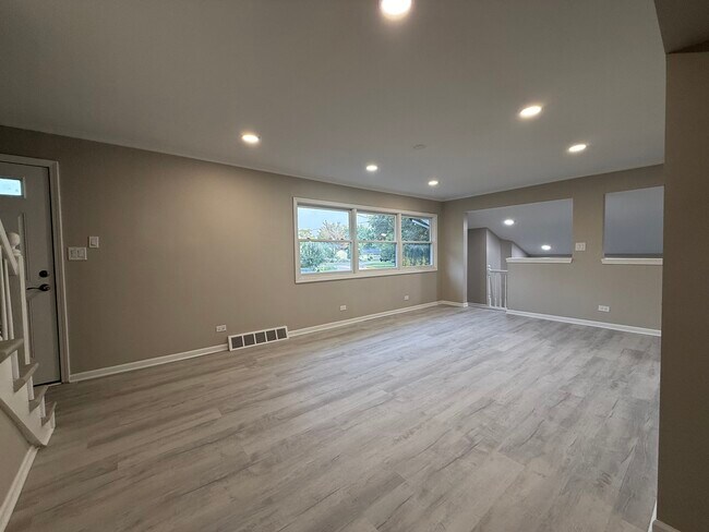 Building Photo - 337 Woodland Dr