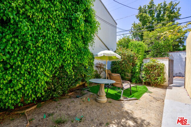 Building Photo - 203 S Doheny Dr