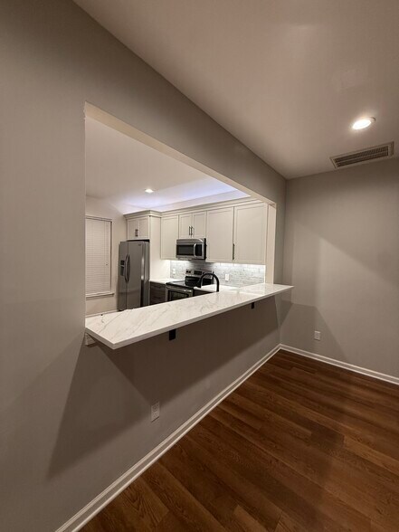 Eat in bar - 6617 Rothchild Dr