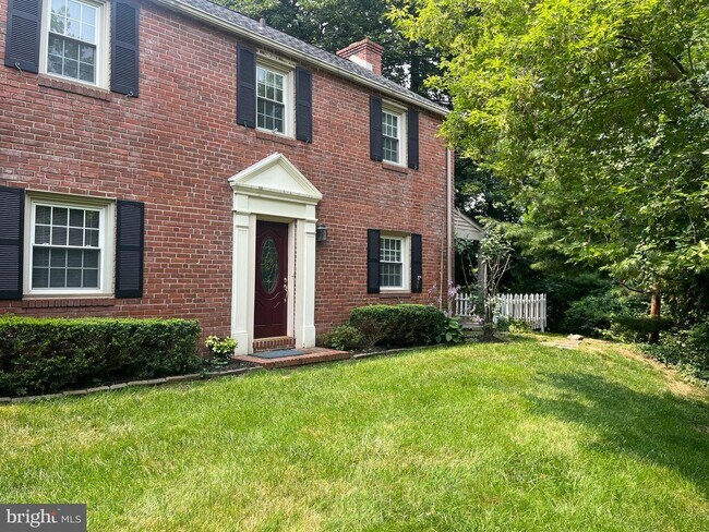 Building Photo - 102 Hillside Cir