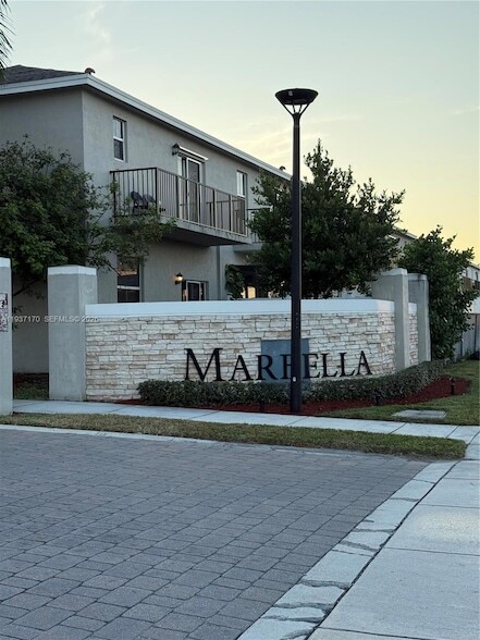 Building Photo - 818 SE 19th St