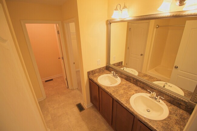 Building Photo - 3 Bedroom/2.5 Bath Home with Fenced-in Back Yard! Pet Friendly