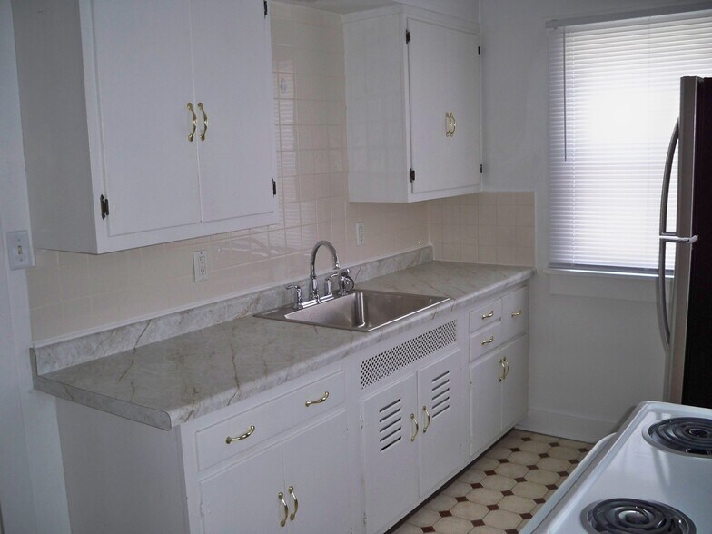 Building Photo - 331 W Cedar St