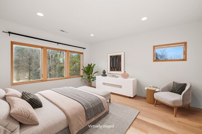 Building Photo - 2038 NE Morgan St. A