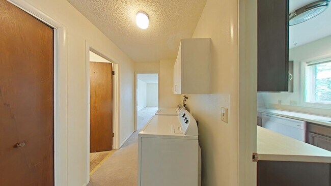 Building Photo - 2Bed 1Bath with Carport! Walk to MSU