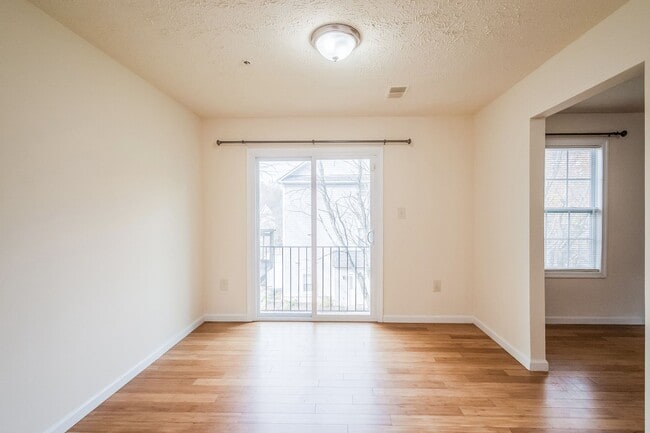 Building Photo - Spacious Townhome with 2 assigned parking spots