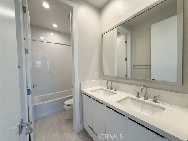 Building Photo - 711 Olivier Dr