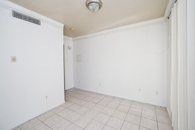 Building Photo - 3900 Woodchase Dr
