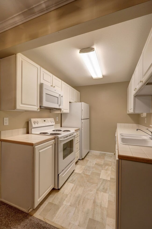 Building Photo - 2 Bedroom Ground Floor Condo in the Heart of Woodinville!