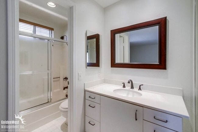 Building Photo - Elegant Dual Master 2Bdm 2.5Ba Townhome in...
