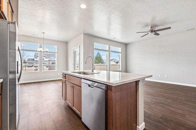 Building Photo - 6852 S Birch Creek Ave