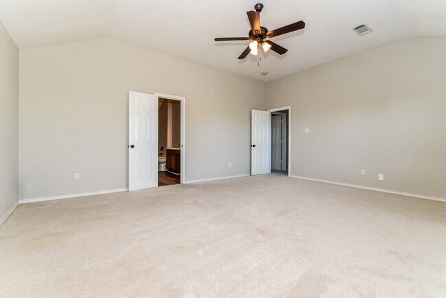 Building Photo - 1112 Hampton Dr