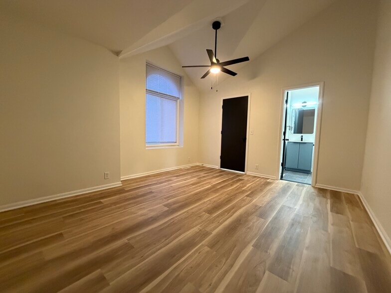 Building Photo - 10325 Ohio Plz