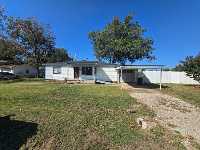Primary Photo - 3 bed 1 bath in Tecumseh!