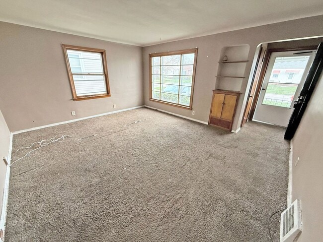 Building Photo - 3 BED 1 BATH BEAUTIFUL SINGLE FAMILY HOME ...