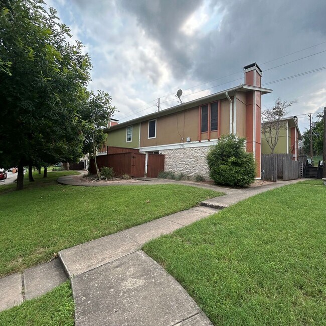 Building Photo - 7206 Creekside Dr