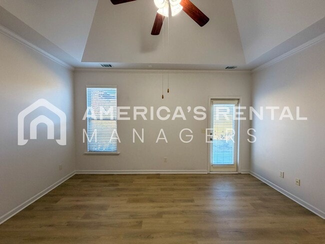 Building Photo - Modern One-Level Living with Pool and Club...