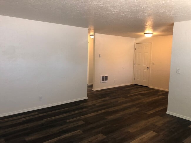 Building Photo - Freshly updated 2 bedroom 1 bathroom duplex with garage!