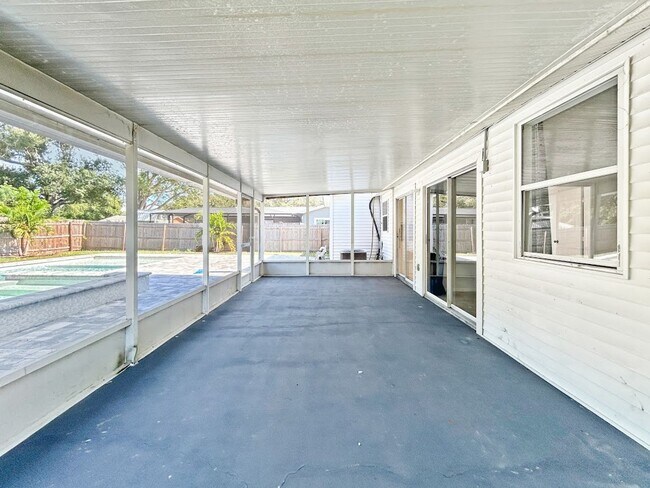 Building Photo - Stunning Sarasota Home with Pool – Minutes...