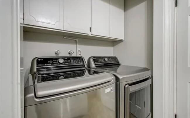 Building Photo - Spacious Single Family Home
