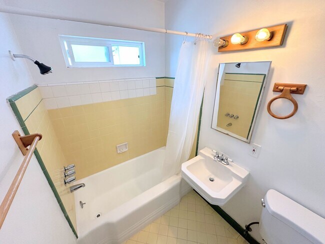 Building Photo - Corner 1 Bedroom Apartment in Los Feliz!