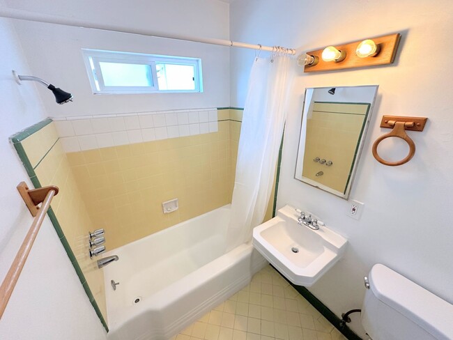 Building Photo - Vintage, like fine wine: 1 Bedroom Apartme...